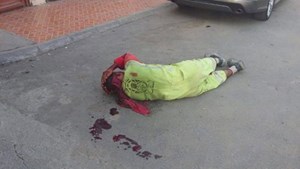 بالصور.. غضب واسع على تويتر بسبب الإعتداء على عامل نظافة لطخت دماءة الاسفلت !!