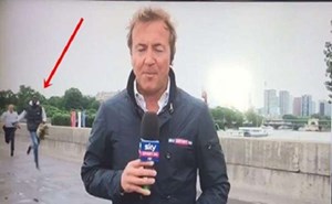 بالفيديو.. شرطي فرنسي يطارد لصاً على الهواء مباشرة