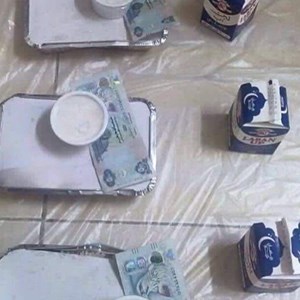 صورة.. توزيع 500 درهم مع كل وجبة إفطار في مسجد الشيخ زايد بالإمارات