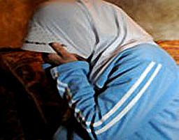 مواطنة تضرب خادمة وتلقيها من مركبتها!