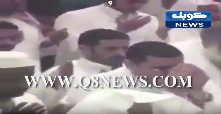بالفيديو…شاهد كيف تصرف شاب لديه متلازمة داون عندما شعر ان الرجل الذي بجانبه يبكي اثناء الدعاء