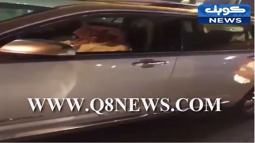 بالفيديو …شاهد ولي العهد يقود سيارته بلا موكب حماية بعد ادائه الصلاة