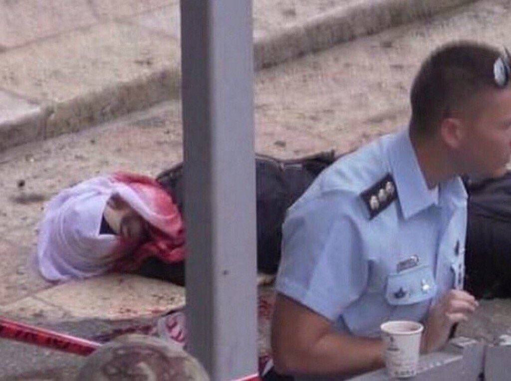 صورة مؤلمة : جندي صهيوني يعدم فتاة فلسطينية بدم بارد ثم يحتسِ قهوة على رائحة دمها!