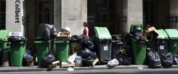 شوارع باريس تفيض بنفاياتها.. إضرابات فرنسا تؤخر جمع المخلفات المنزلية