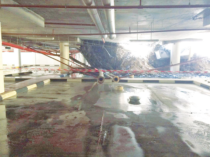 انهيار محدود لسقف مواقف السيارات بـ «الأساسية» دون إصابات