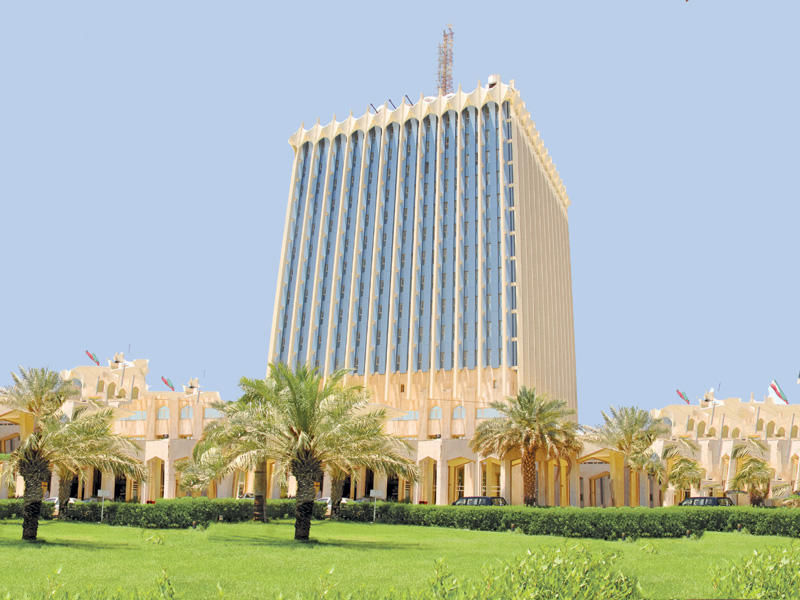 «الإعلام» تخيِّر 120 موظفاً بين الاستقالة والتقاعد