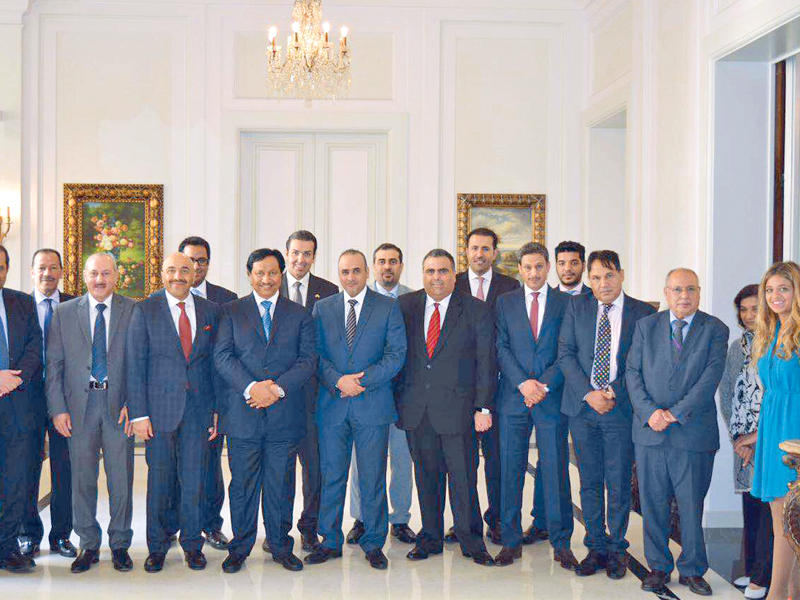 جابر المبارك يزور مقر سفارة الكويت في باريس