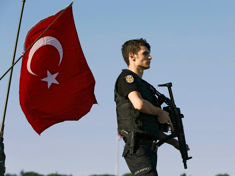 تركيا تفرج عن 758 جنديا وإردوغان يسحب دعاوى قضائية ضد “من أهانوه”