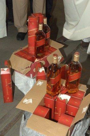 إحباط تهريب 6 الآف زجاجة خمر مخبأة في أوان منزلية