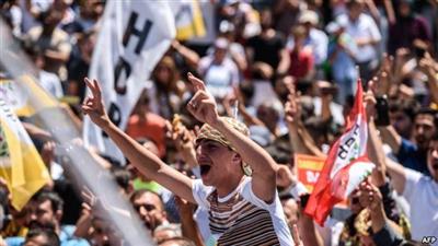 متظاهرون في تركيا: لا للانقلاب.. لا لسياسة إردوغان