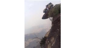 السعودية.. لقطات متهورة لشاب اعتلى قمة جبل فيفا بسيارته!