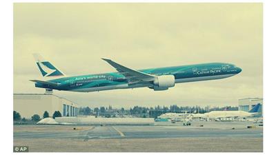 راكب يكسر جزءًا من سقف طائرة معتقدًا أنه مكان لوضع الحقائب!