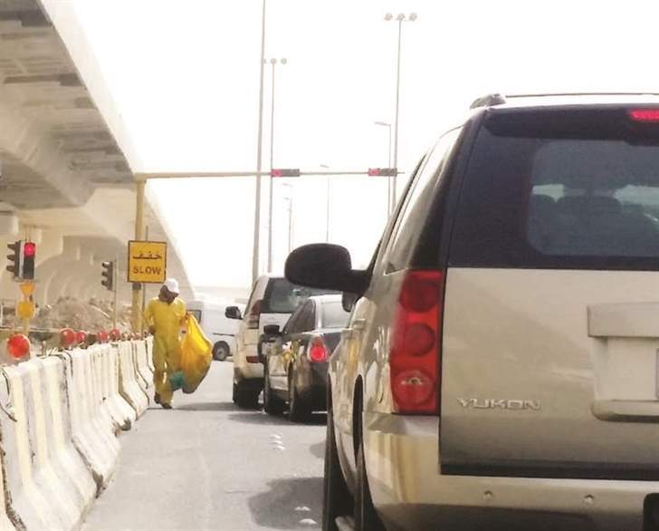 التسوّل… مهنة أخرى لعمال النظافة عند إشارات المرور