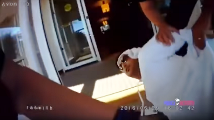 بالفيديو.. الشرطة الأمريكية تعتقل إماراتيا بسبب لباسه !!