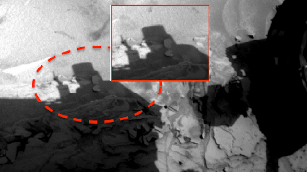 صورة من “ناسا” لعربتها في المريخ وكأن مخلوق صعد عليها!!