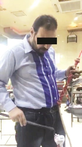 إبعاد العربي المسيئ للكويت داخل المقهى
