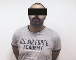 ارتدى قناعاً لسلب جارته فتعرفت عليه من عينيه