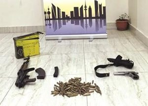 مباحث السلاح تداهم منزل مواطن في القصور وتحصد أسلحة وذخيرة