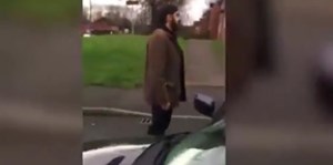 بالفيديو.. رجل يتعرّض للضرب أمام زوجته وأولاده