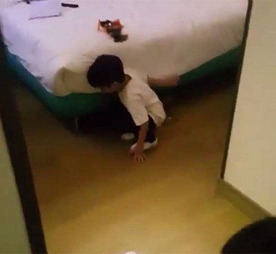 بالفيديو.. مواطن مسافر مع اولاده راح ورجع لقاهم شاربين خمر! والموضوع في عهدة “الجنائية”