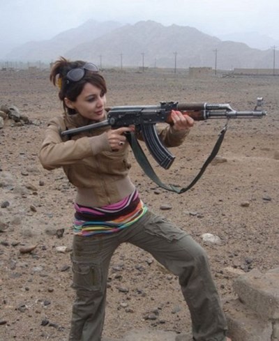 صورة ممثلة هندية تتسبب بطرد امام واعتقال 3 مغاربة في إيطاليا !