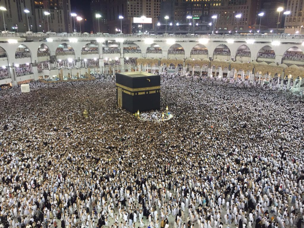 بالصور..نحو مليوني مصل أدوا صلاة العشاء  وقيام الليل بالمسجد الحرام في مكة المكرمة