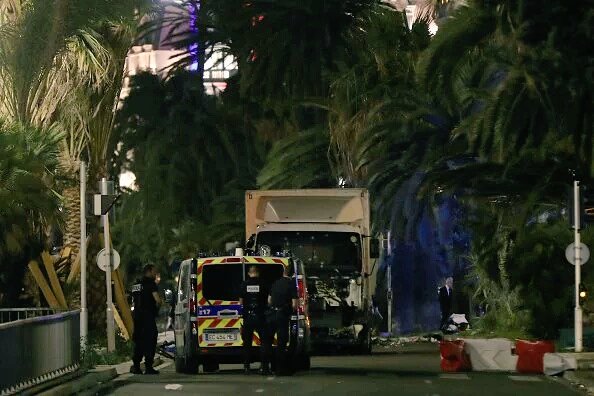 فيديو صادم : شاهد لحظة قيام سائق الشاحنة بدهس المحتفلين في #نيس