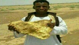 شاهد.. ما حقيقة عثور شاب سوداني على صخرة من الذهب؟