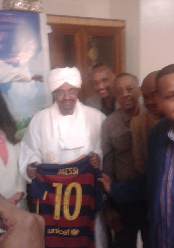 ميسي يرسل هدية خاصة للرئيس السوداني عمر البشير