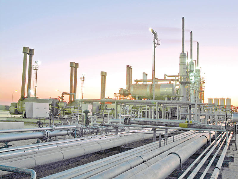 النفط يسجل مكاسب أسبوعية قوية… ومنصات الحفر تتزايد