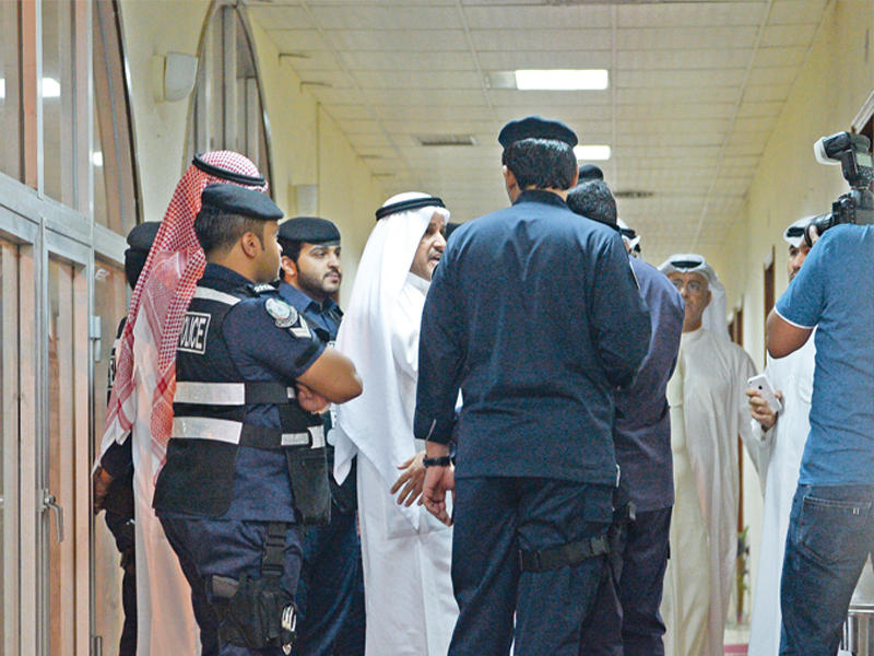 هيئة الرياضة تنتزع مقري الأولمبية الكويتية و«الكرة»… بقوة الأمن
