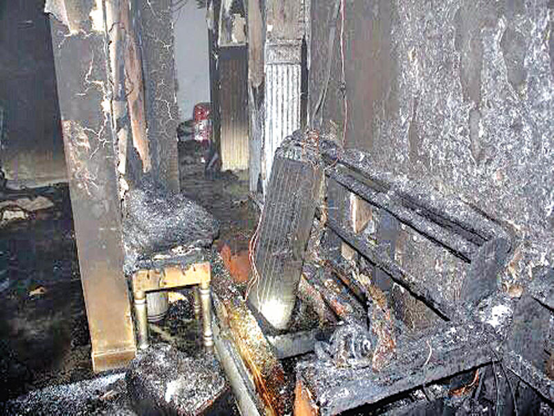 وفاة وافدة عربية وإصابة زوجها وابنها و4 إطفائيين في حريق منزل وعمارة بالصباحية والجهراء