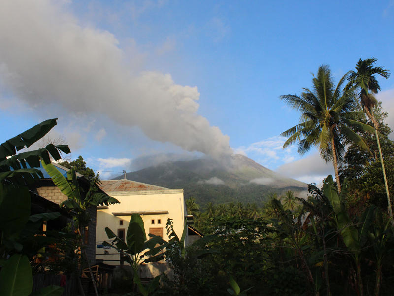الرماد البركاني يغلق مطاراً في إندونيسيا
