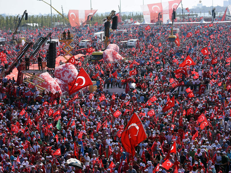 تركيا تنهي 3 أسابيع من التعبئة باستعراض مليوني ضد الانقلاب