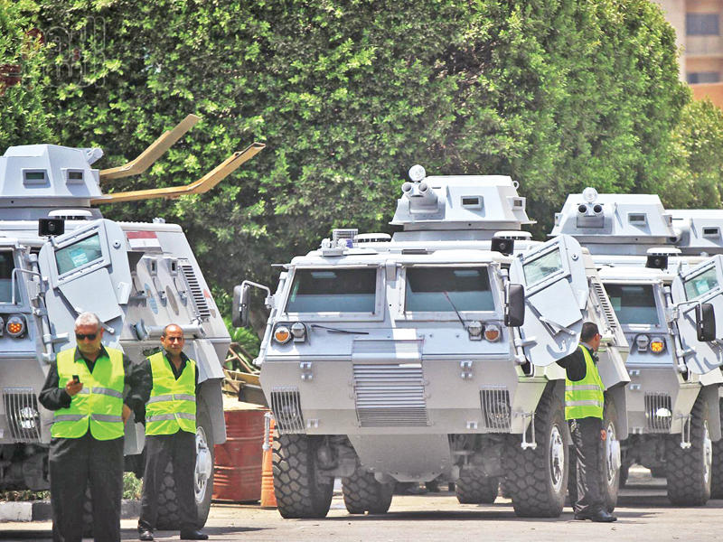 السيسي يتعهد بحل «أزمة الدولار» قريباً ويلوّح بإجراءات قاسية