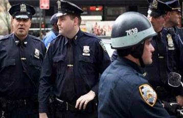 طفل أنهكه الجوع.. فعرض «دميته» للبيع!