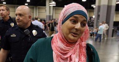 طرد أمريكية مسلمة توزع أقلاما عليها كلمة السلام خلال ندوة انتخابية لترامب