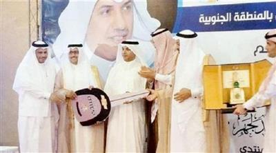 سعودي يتفاجأ بسيارة فارهة هدية من أصدقاء على واتس آب