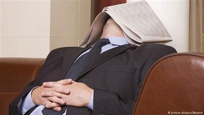 نام بملابسه الرسمية فاستدعت زوجته الشرطة!