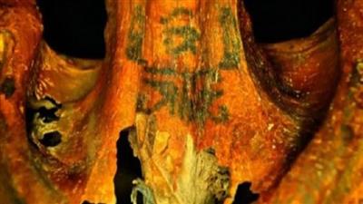 وشمٌ على جسد مومياء مصرية «يُبكي» عالم آثار