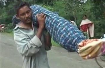 هندي يحمل و ابنته جثة زوجته 12 كيلومترا.. لماذا؟