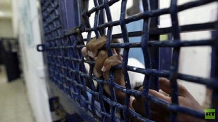 مئات المعتقلين لدى إسرائيل يعلقون إضرابهم