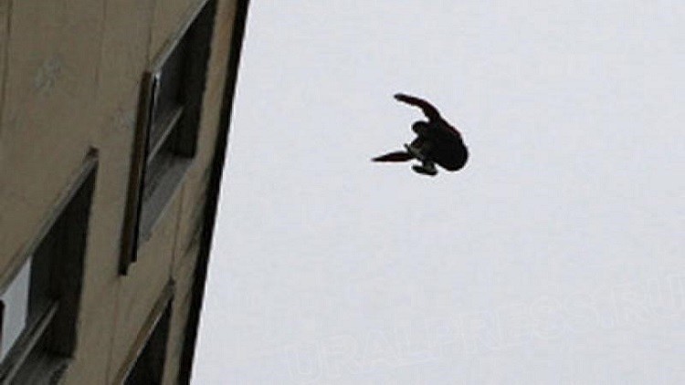 “داعش” ينشر فيديو مروعا لإلقاء شخص من أعلى مبنى