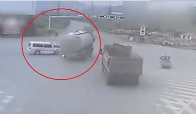 بالفيديو.. شاحنة تسحق سيارة إسعاف كانت في طريقها لإنقاذ حياة شخص!