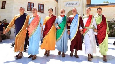 بالصور.. أهل الكهف يظهرون في تركيا.. 7 أصدقاء يجوبون البلاد برفقة كلبهم منذ 8 سنوات
