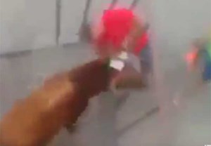 فيديو مرعب..لحظة هجوم ثور هائج على رجل استفزه ظنا انه بأمان داخل قفص حديدي!