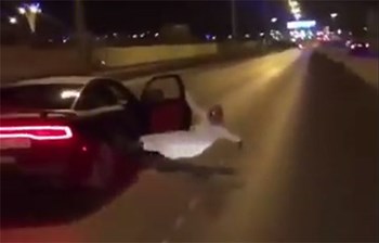 بالفيديو.. قمة الجنون.. شاب يغامر بحياته مستعملا سيارة مسرعة للقيام بمغامرة خطرة!!