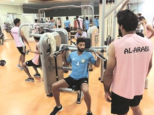 العربي يحتمي بالصالة بسبب الأمطار التركية