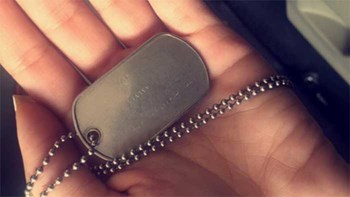 قصة قلادة أهداها جندي سعودي لطفلة كويتية قبل 25 عاماً ..تشعل تويتر