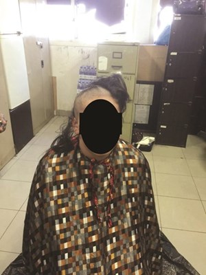 بالصور…حلق شعر 3 متشبهين تحرشوا بشاب في مجمع